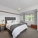 Art Deco In Ascot! ~ 2 Bed / 1 Bath / 1 Car