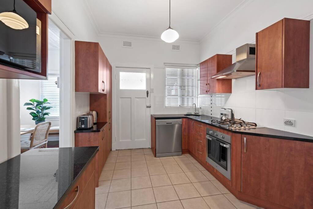 Art Deco In Ascot! ~ 2 Bed / 1 Bath / 1 Car Apartment